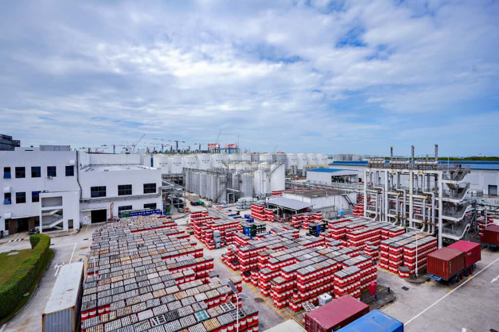 Filtration in lubricant production from base oil blending to final packaging